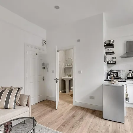 Lovely Kensington Apartments London Room photo