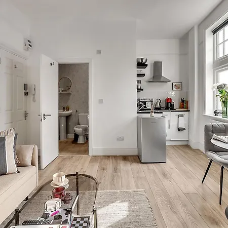 Lovely Kensington Apartments London Room photo